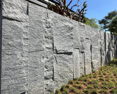 hsn-charcoal-split-face-random-pattern-exterior-wall-close-up