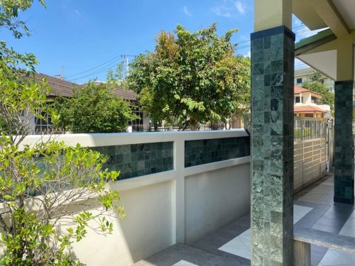hsn-charko-emerald-polished-mosaic-feature-wall-installed-wide