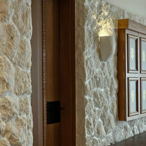 hsn-classic-white-flagstone-interior-wall-cladding-installed-door